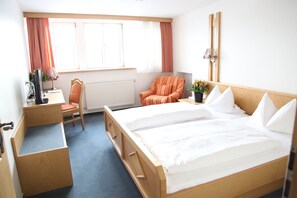 Comfort Triple Room | In-room safe, desk, free cribs/infant beds, free WiFi