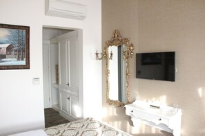 デラックス ルーム | リビング エリア | 液晶テレビ