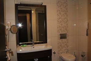 Kamar Standar | Kamar mandi | Shower, perlengkapan mandi gratis,  dan pengering rambut