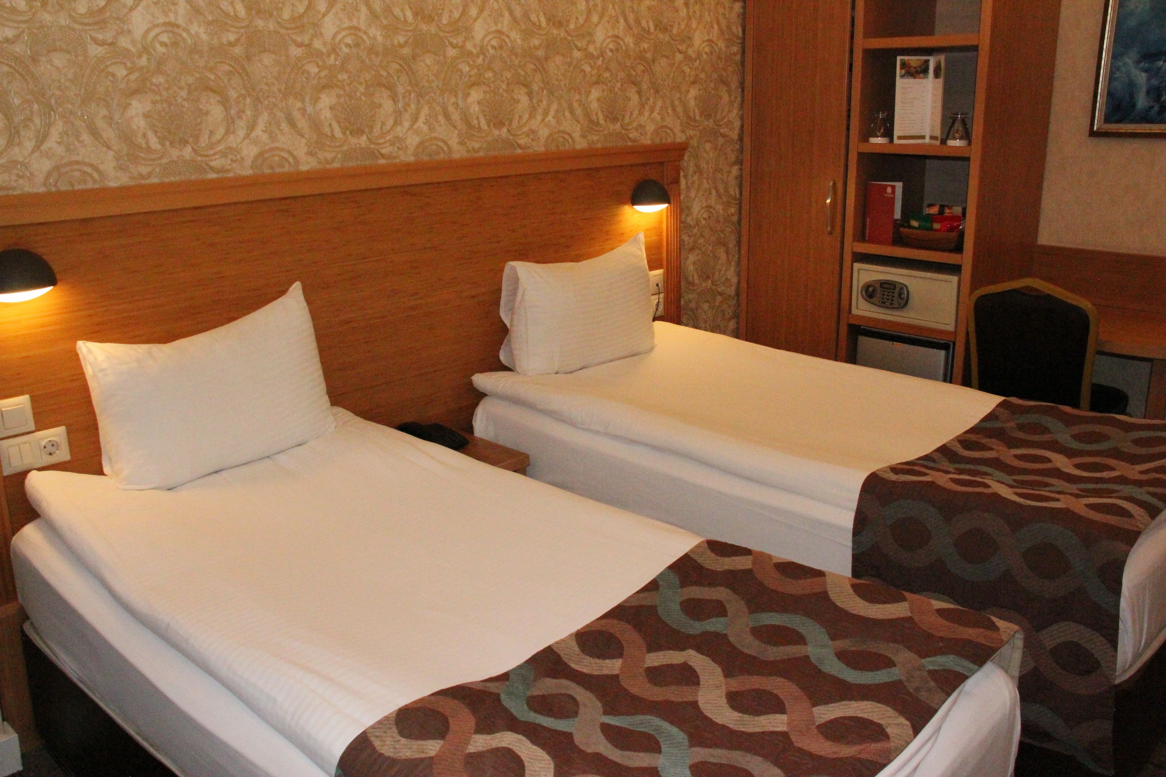 standard room | minibar, in-room safe, desk, free wifi
