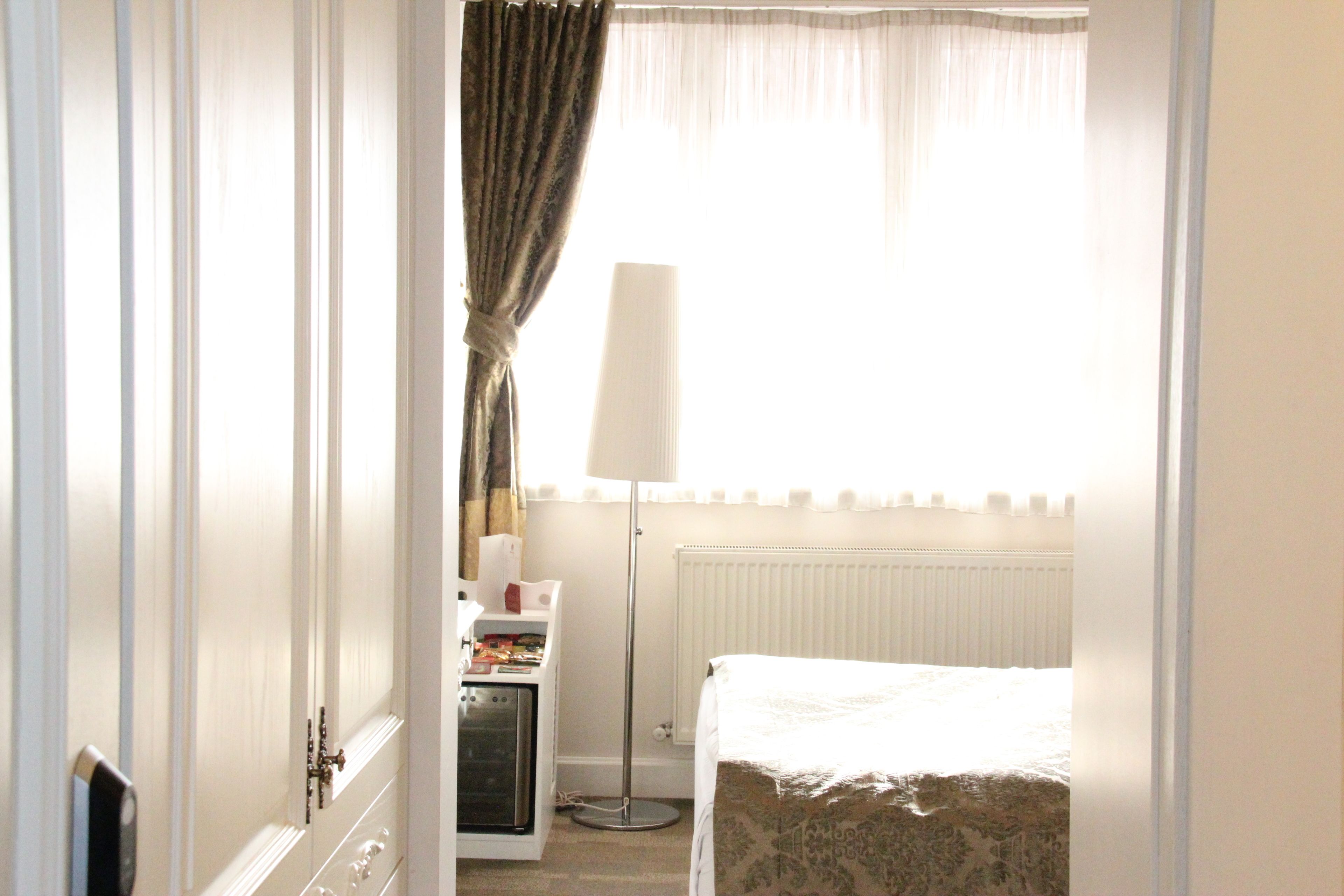 deluxe room | living area | lcd tv