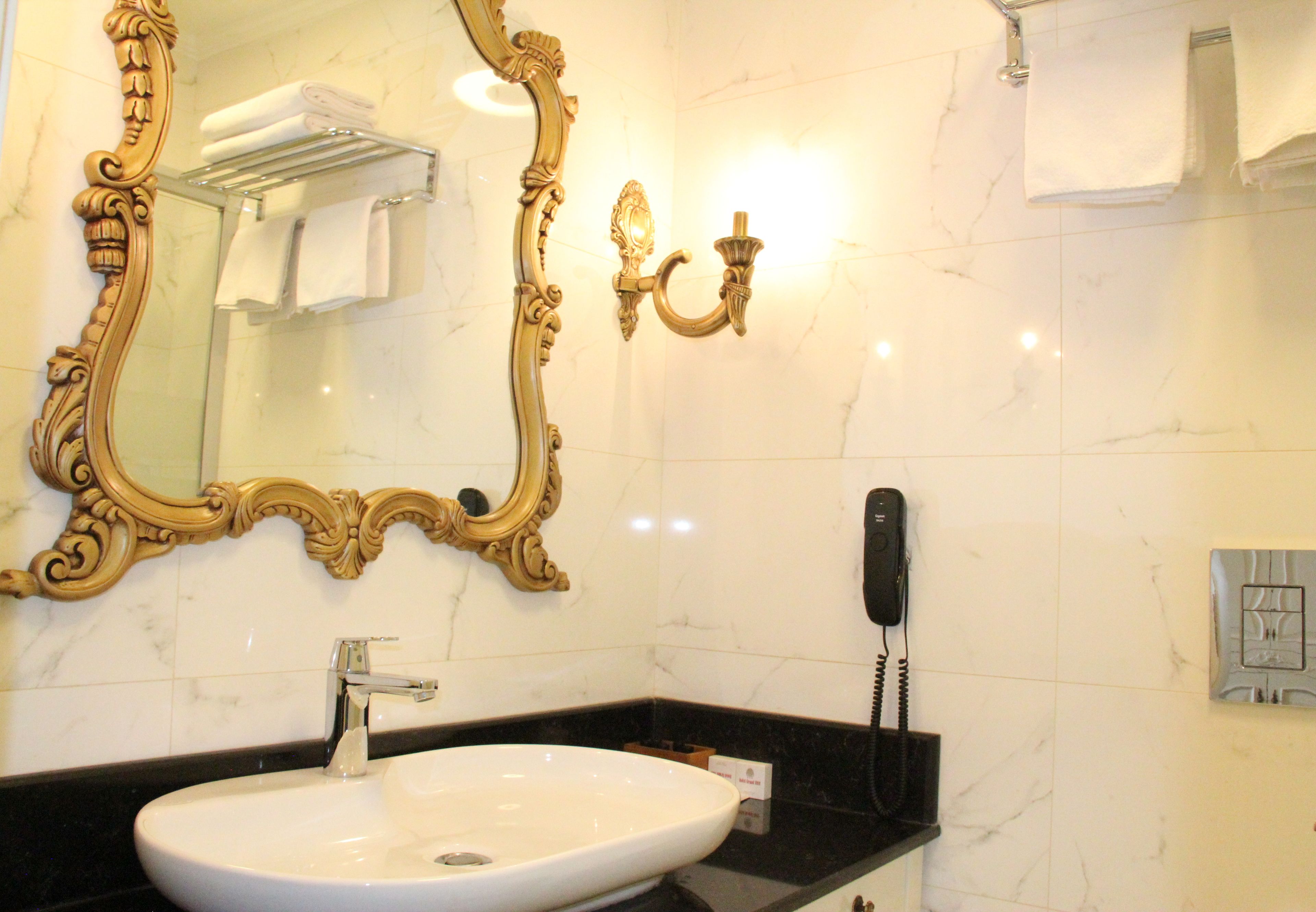 deluxe room | bathroom sink