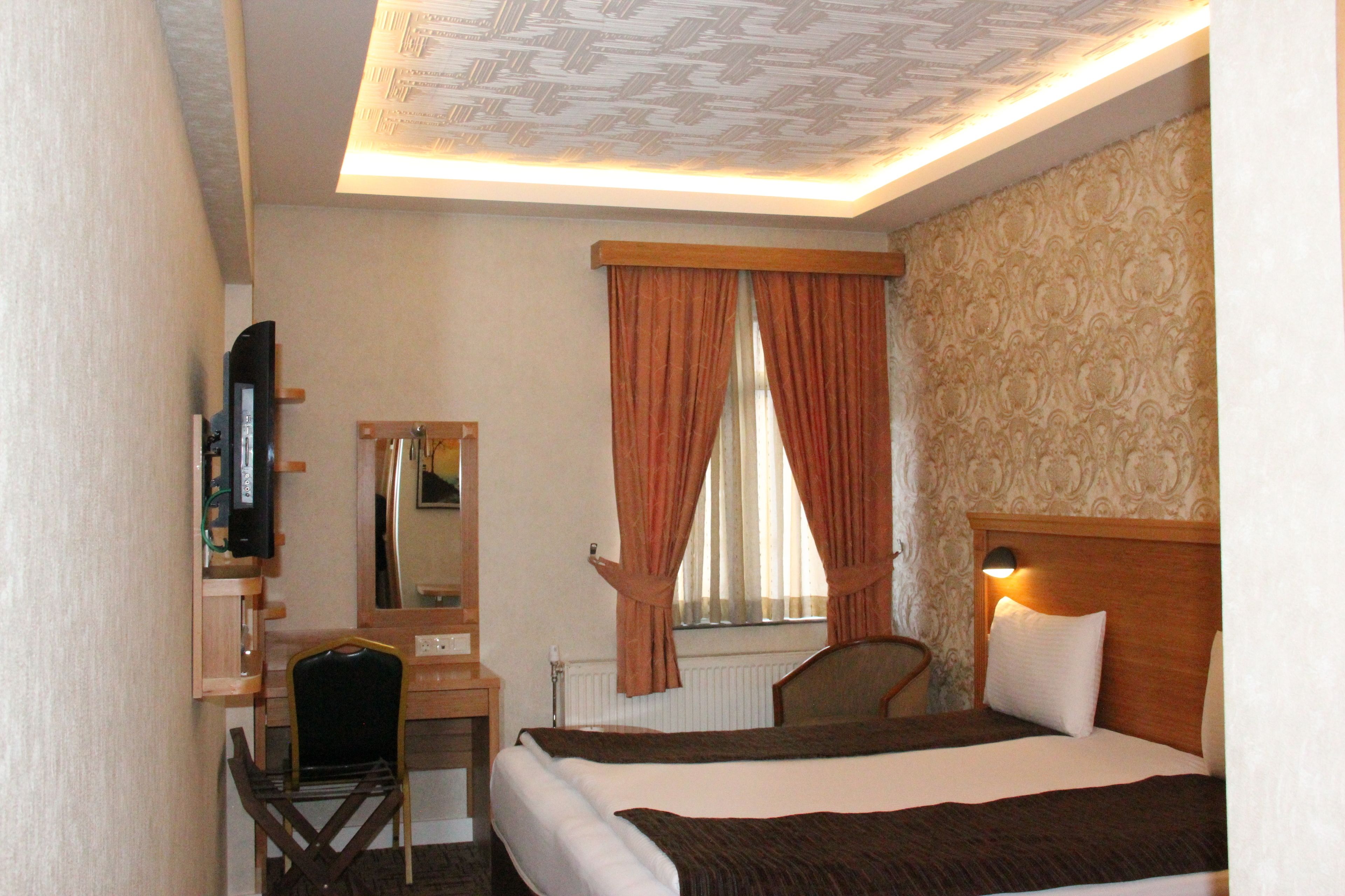 standard room | minibar, in-room safe, desk, free wifi