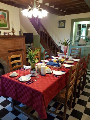 Free daily continental breakfast - Le Clos Sainte Helene (Glos-sur-Risle)