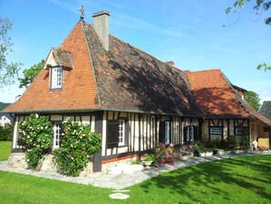 Front of property - Le Clos Sainte Helene (Glos-sur-Risle)