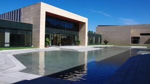 Un bâtiment moderne avec une piscine à l’avant.