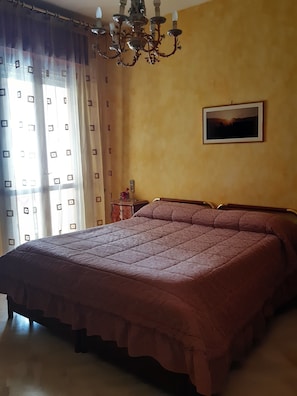 Minibar, free WiFi, bed sheets