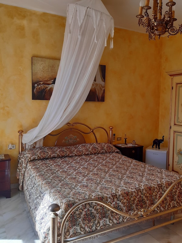 Minibar, free WiFi, bed sheets