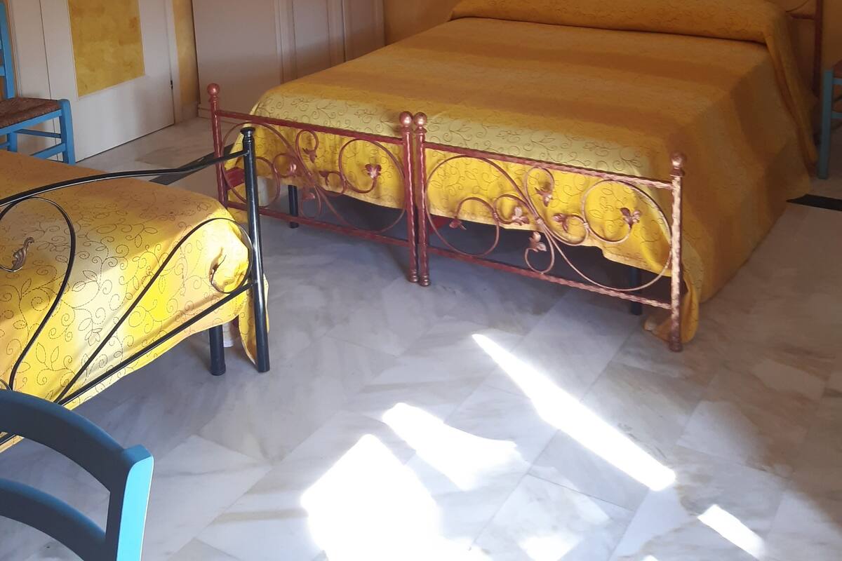 Minibar, free WiFi, bed sheets