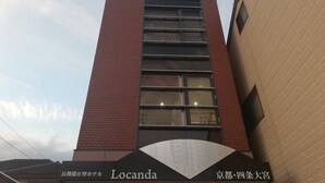 Un bâtiment sur lequel on peut lire l’inscription « Locanda », ainsi qu’un texte supplémentaire dans une autre langue.