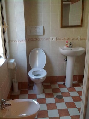 Shower, hair dryer, bidet, towels - Pitagora House (Rome)