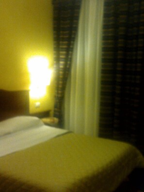 In-room safe, desk, rollaway beds, free WiFi - Pitagora House (Rome)