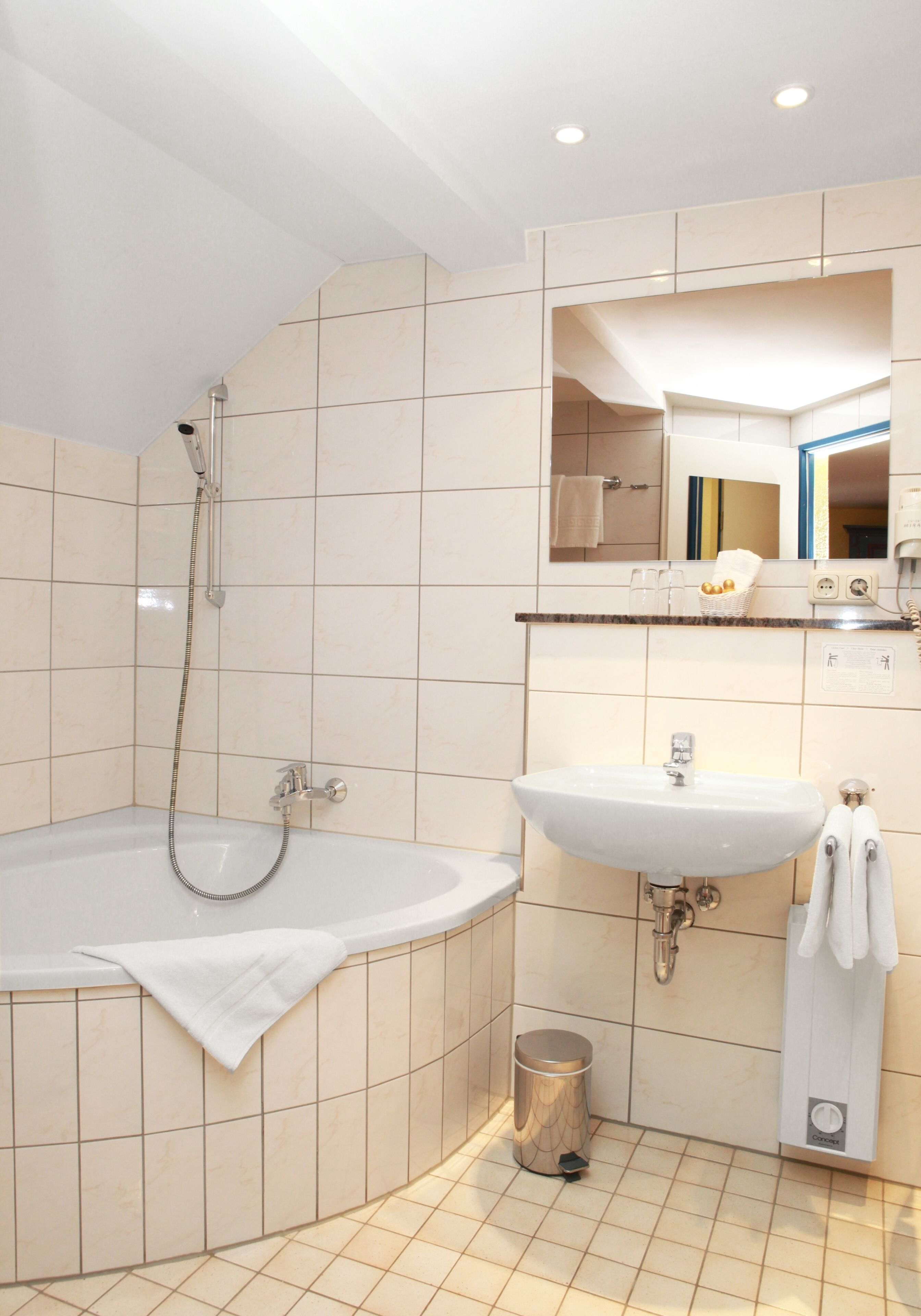 Une salle de bain moderne avec une baignoire, un lavabo et un miroir.
