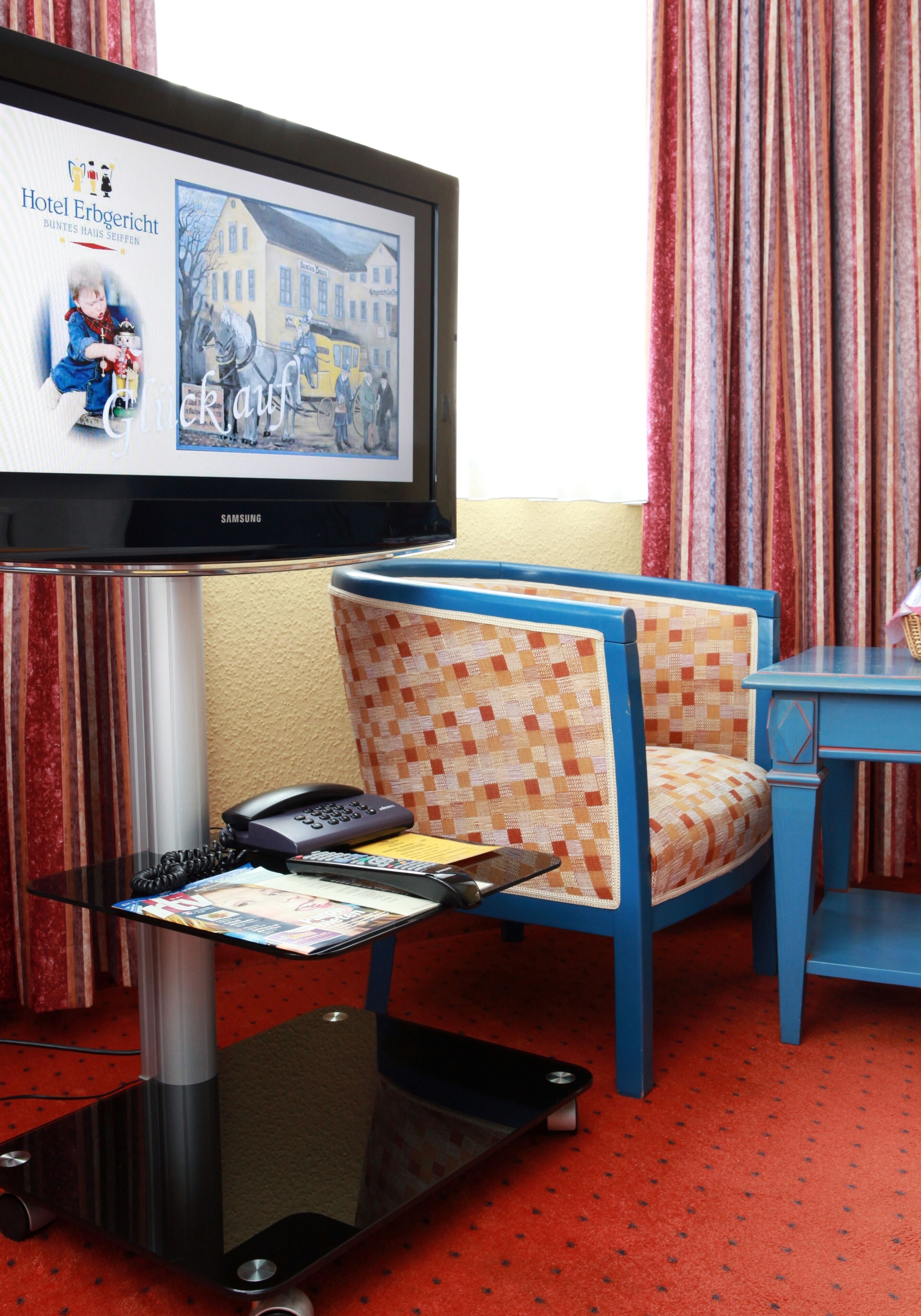 family double room, non smoking | living area | flat-screen tv, books