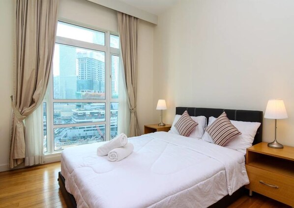 Family Apartment, 4 Bedrooms, Bathtub, City View | 4 bilik tidur, meja, seterika/papan seterika, katil bayi/kot (surcaj) 