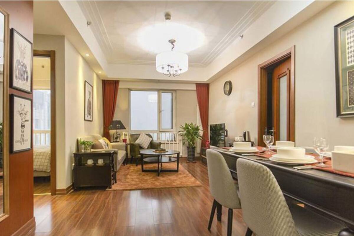 Schreibtisch, Verdunkelungsvorhänge, Bügeleisen/Bügelbrett