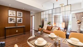 Schreibtisch, Verdunkelungsvorhänge, Bügeleisen/Bügelbrett