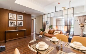 Schreibtisch, Verdunkelungsvorhänge, Bügeleisen/Bügelbrett