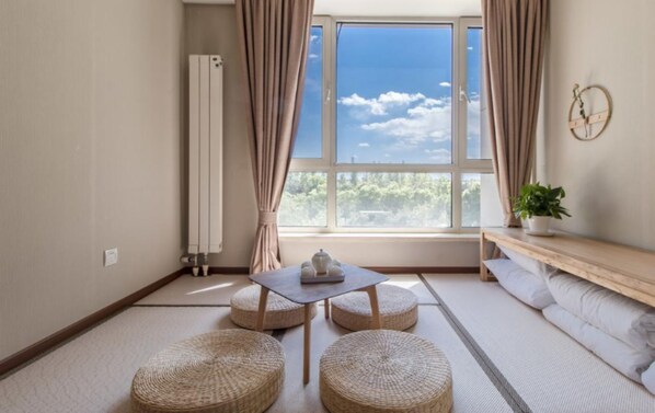 Schreibtisch, Verdunkelungsvorhänge, Bügeleisen/Bügelbrett