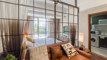 Schreibtisch, Verdunkelungsvorhänge, Bügeleisen/Bügelbrett