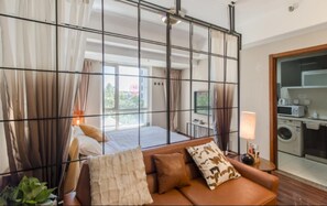 Schreibtisch, Verdunkelungsvorhänge, Bügeleisen/Bügelbrett