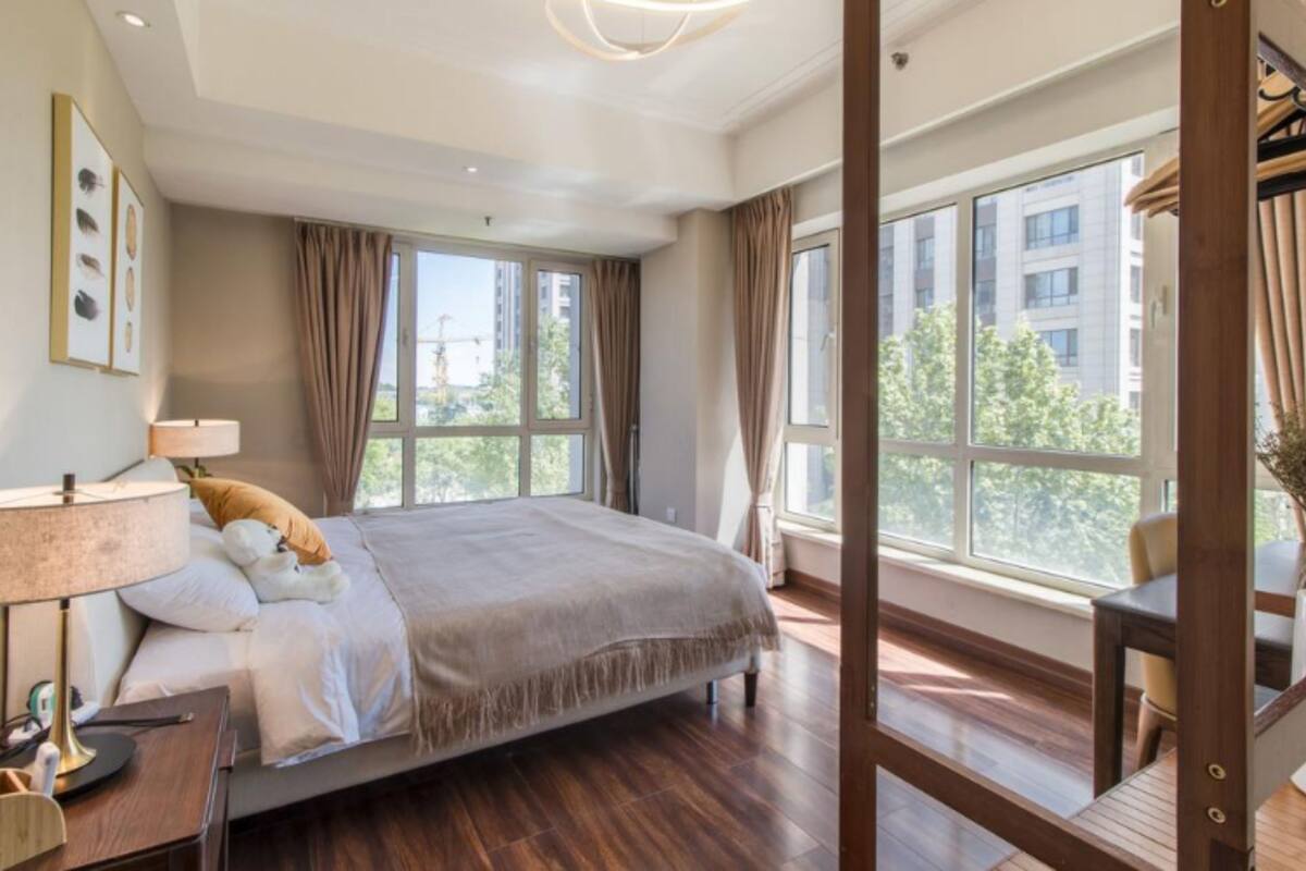 Schreibtisch, Verdunkelungsvorhänge, Bügeleisen/Bügelbrett