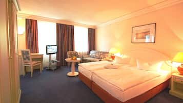 Frigobar, cofres nos quartos, escrivaninha, quartos à prova de som