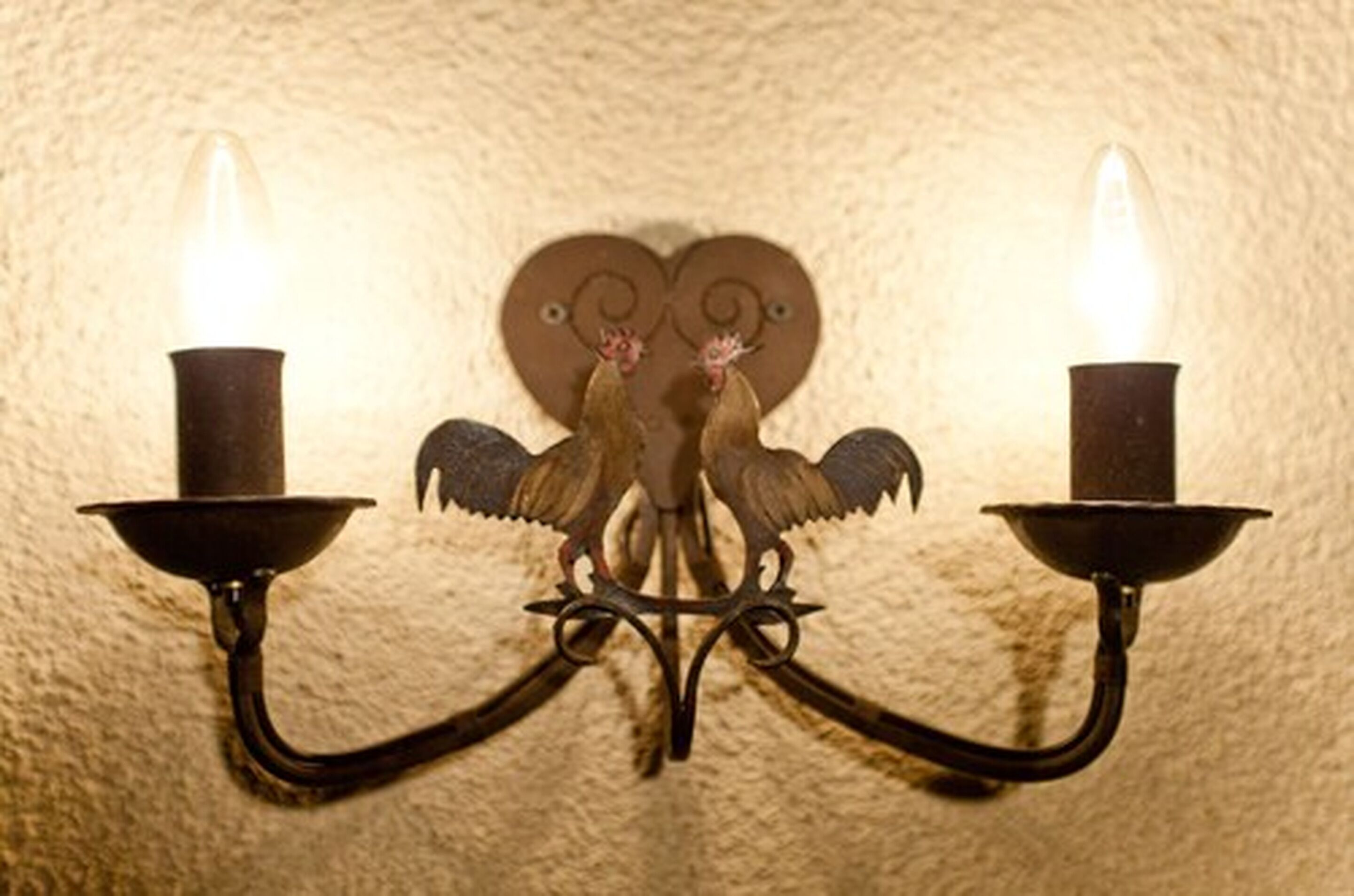 Soporté de pared con diseño de gallo.