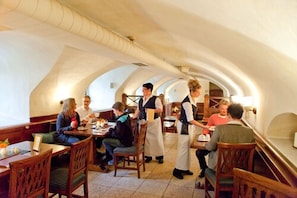 2 restaurants servant le déjeuner et le dîner, plats Cuisine régionale