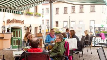 2 restaurantes, com serviço de almoço e jantar; culinária regional