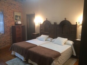 Habitación con 1 cama matrimonial o 2 individuales | Cunas gratuitas, camas extra y ropa de cama