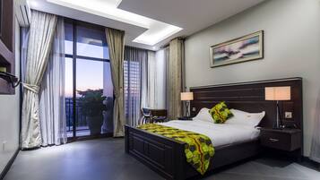 خزنة داخل الغرفة ومكتب وستائر تعتيم وتجهيزات عازلة للصوت