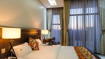 خزنة داخل الغرفة ومكتب وستائر تعتيم وتجهيزات عازلة للصوت