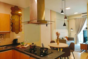 Estudio Royal | Cocina privada | Refrigerador con congelador, microondas y parrilla de estufa 