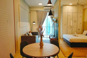 3 habitaciones, escritorio y tabla de planchar con plancha 