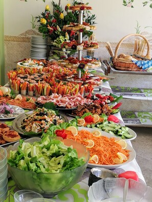 Lunch and dinner served, local cuisine - Hotel Viscount (Riccione)