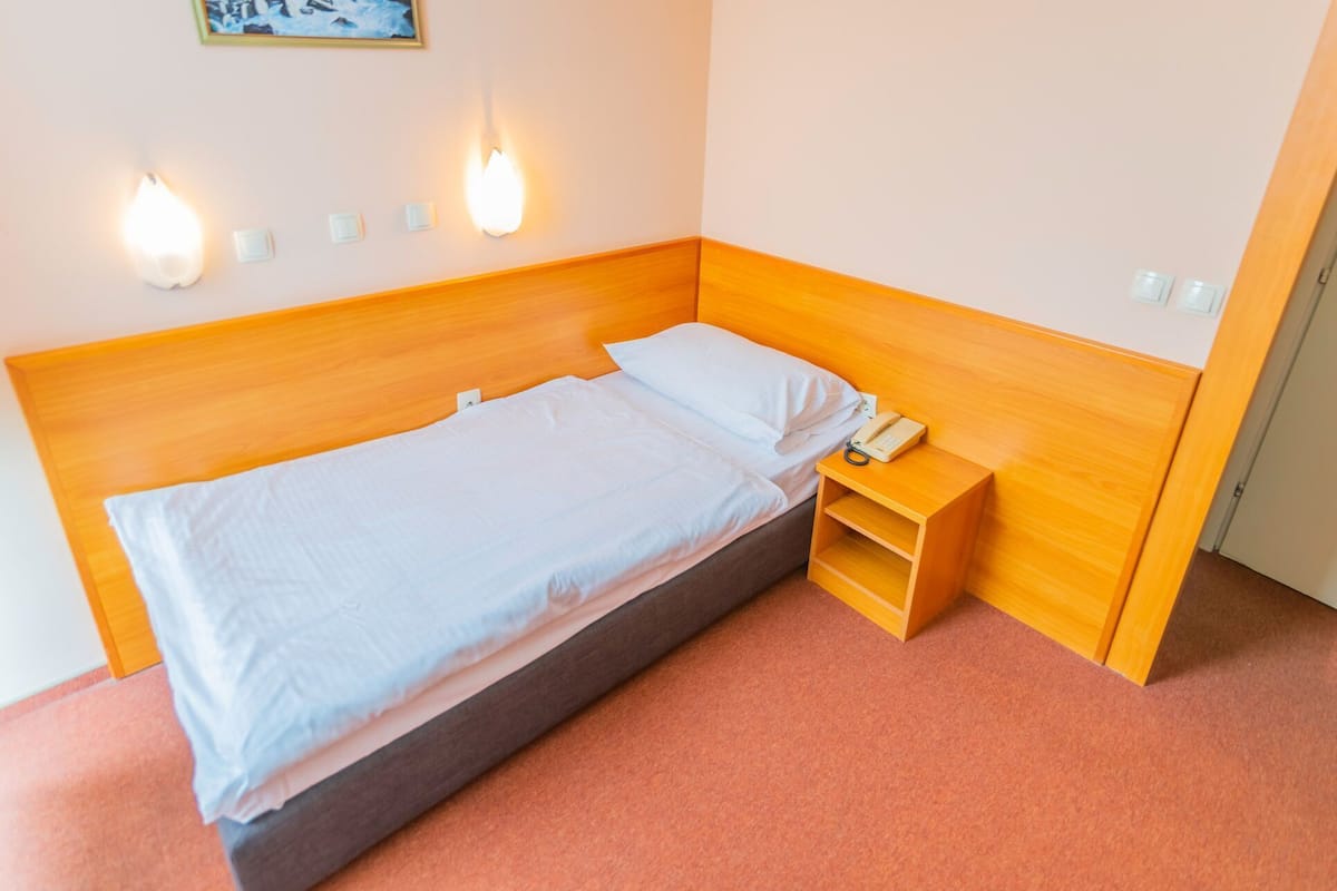 Escritorio, cortinas blackout, wifi gratis y ropa de cama