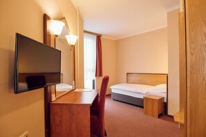 Classic Double Room with Extra Bed | Skrivebord, blendingsgardiner, wi-fi (inkludert) og sengetøy