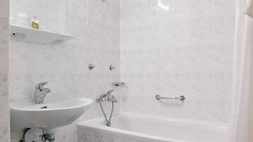 Classic Single Room, 1 Twin Bed | Bathroom | Free toiletries, towels