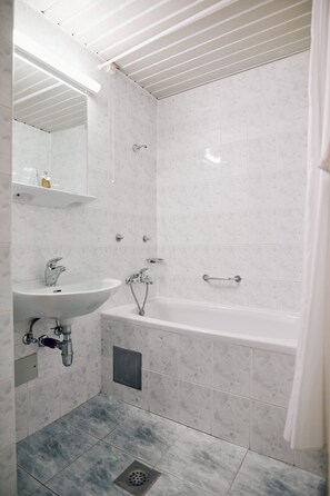 Classic Single Room, 1 Twin Bed | Bathroom | Free toiletries, towels - Hotel Park (Cakovec)