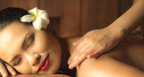 Une personne qui reçoit un massage.