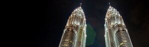 Les tours Petronas illuminées la nuit.