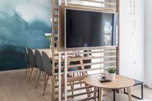 Penthouse de lujo, 4 habitaciones, hidromasaje, vista a la ciudad | Área de sala de estar | Televisión de pantalla plana y Netflix 
