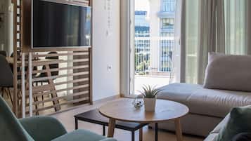Luxury Penthouse, 4 Bedrooms, Hot Tub, City View | Living room | Flat-screen TV, Netflix