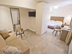 Superior Double or Twin Room | Living room | Flat-screen TV - Luxury Rooms Pino (Split)