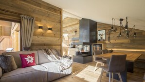 Una sala de estar moderna con un sofá, una mesa de comedor y una chimenea.