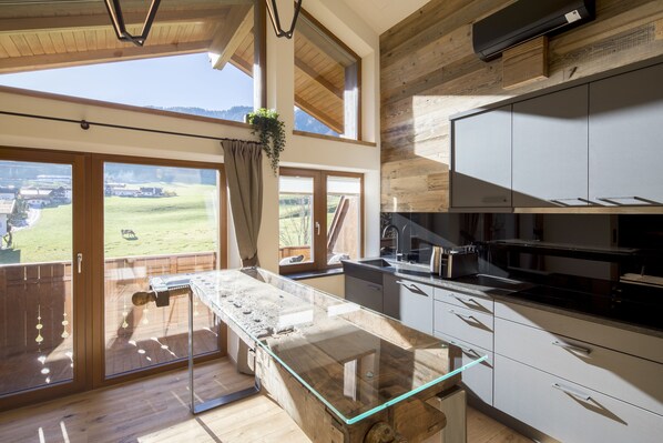 Full-sized fridge, microwave, oven, stovetop - Haus Sonnblick Penthouse-Lodge (Reith im Alpbachtal)