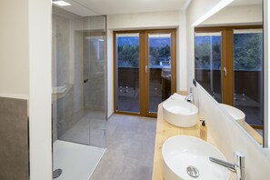 Luxe penthouse | Badkamer | Een aparte badkuip en douche, een diep bad, gratis toiletartikelen