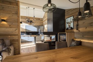 Grand réfrigérateur, micro-ondes, four, plaque de cuisson