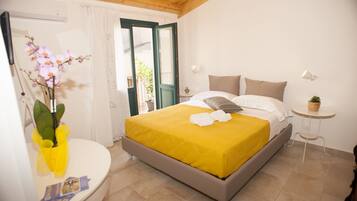 Quadrupla Comfort | Una scrivania, insonorizzazione, culle/letti per bambini (gratuiti)